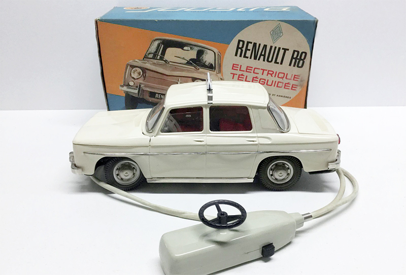 Renault R8 "Auto-école" électrique téléguidée